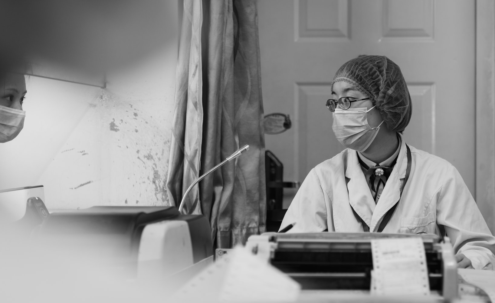 護理人員在醫療體系中扮演關鍵角色，薪資應合理反映其專業價值與貢獻。(示意圖/Unsplash)