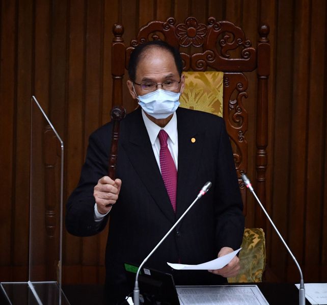 立法院會21日三讀修正通過刑法第185條之4條文，駕駛動力交通工具發生交通事故，致人傷害而逃逸者，處6月以上5年以下有期徒刑；致人於死或重傷而逃逸者，處1年以上7年以下有期徒刑。圖為立法院長游錫堃敲槌通過。 (圖：中央社)