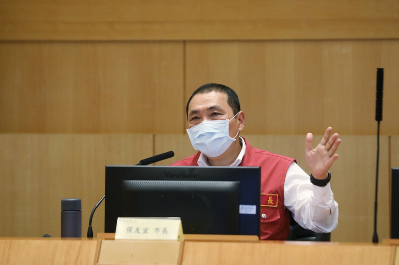 因應新北確診個案攀升，市長侯友宜（圖）宣布啟動第二階段清空計畫，並表示市府將專案補助因照護確診個案而染疫醫護人員新台幣10萬元。（新北市府提供） (圖：中央社)