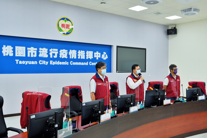 為避免汽車旅館成為群聚場所造成防疫破口，桃園市長鄭文燦（中）表示，鼓勵民眾檢舉汽車旅館內違規群聚行為，並提供罰款的15%作為檢舉人獎金。（桃園市政府新聞處提供） (圖：中央社)