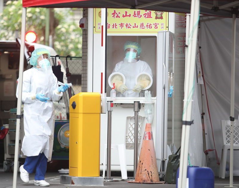 台北市長柯文哲23日宣布，24日起北市所有急救責任醫院加入快篩行列，共新增20個快篩站點，從每天早上8時營運到晚上8時。圖為聯合醫院忠孝院區。 (圖：中央社)