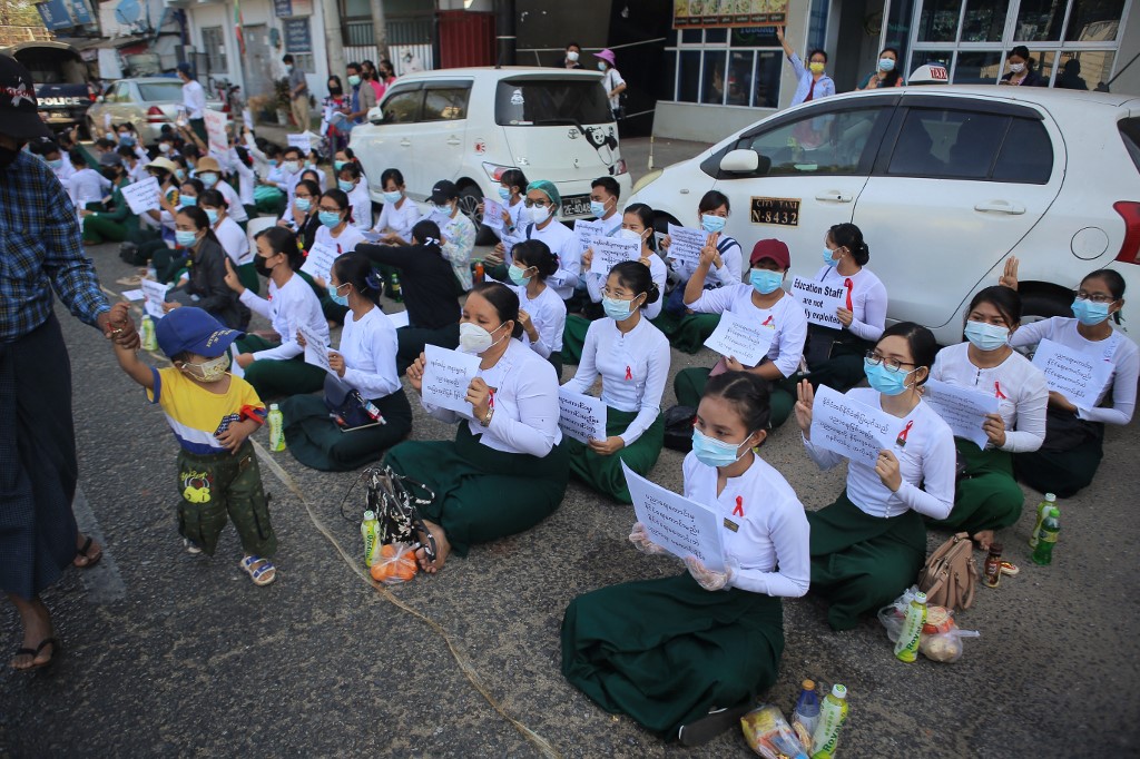 圖為緬甸商業大城仰光2月9日老師們靜坐抗議軍方政變。 (檔案照片/AFP)