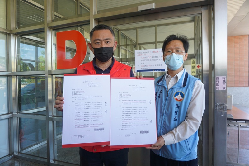 金門縣長楊鎮浯（左）、衛生局長李錫鑫（右）24日出示縣府致函中央公文表示，縣府2度請求於台灣機場端設立快篩站，中央沒有回應，縣府只好自己來做。 (圖：中央社)