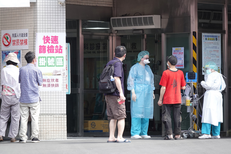 圖為台北市立聯合醫院忠孝院區快篩站。 (圖：中央社)