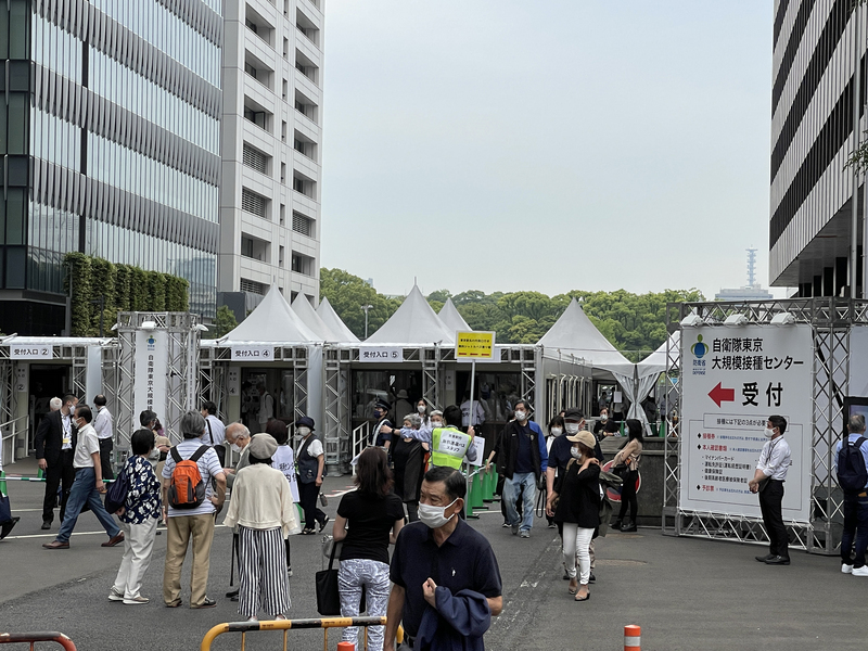 日本政府為加速境內COVID-19疫苗施打進度，在東京都及大阪府各開設一處大規模疫苗接種中心，圖為東京會場。 (圖：中央社)