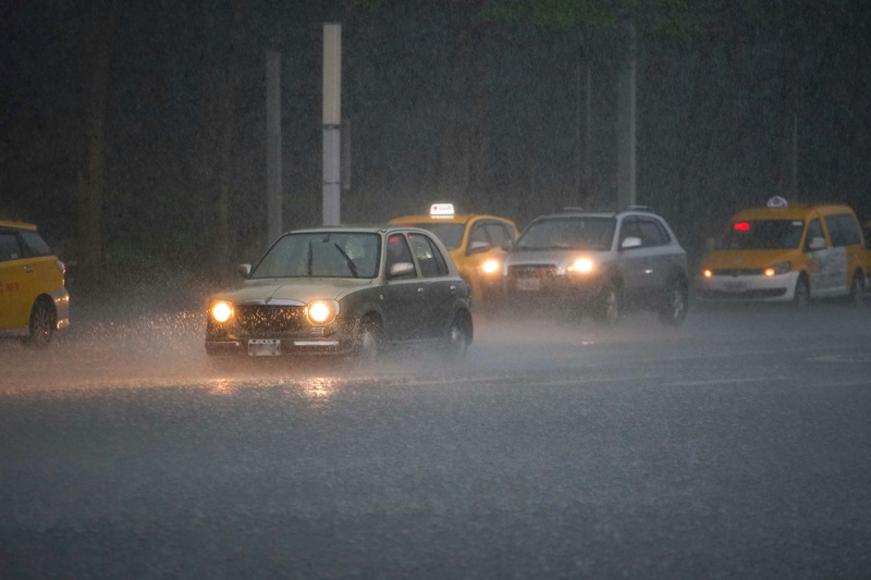中央氣象局表示，今日部分地區仍有機會發布大雨或豪雨特報。圖為24日北部地區大雨。 (圖：中央社)