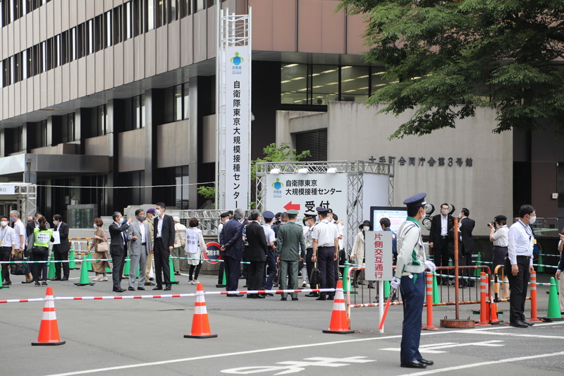 日本政府24日實施大規模施打疫苗作業，東京會場有5000人預約接種疫苗，大阪有2500人預約，24日總計可施打7500人。下週，東京會場一天可施打約1萬人、大阪5000人，最多單日可施打約1萬5000人。 (圖：中央社)