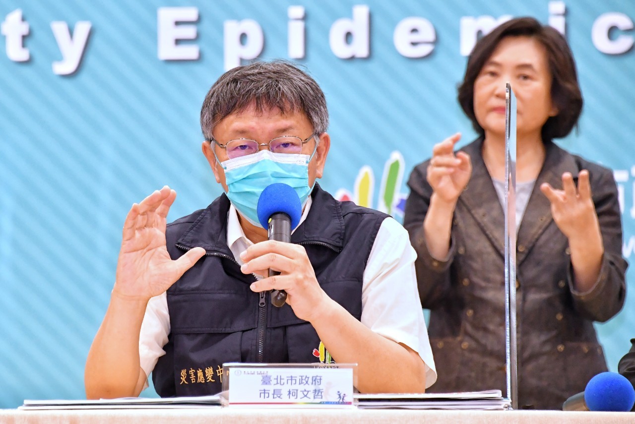 台北市長柯文哲呼籲中央考慮讓確診者可兩人一室，讓更多病人得以被收治。(北市府提供)