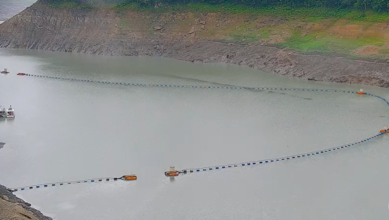 經濟部水利署2日指出，這波梅雨為全台帶來超過1.4億噸水，各主要水庫蓄水率全面止跌回升，不過，中部水情仍舊吃緊。(圖：石門水庫即時影像)