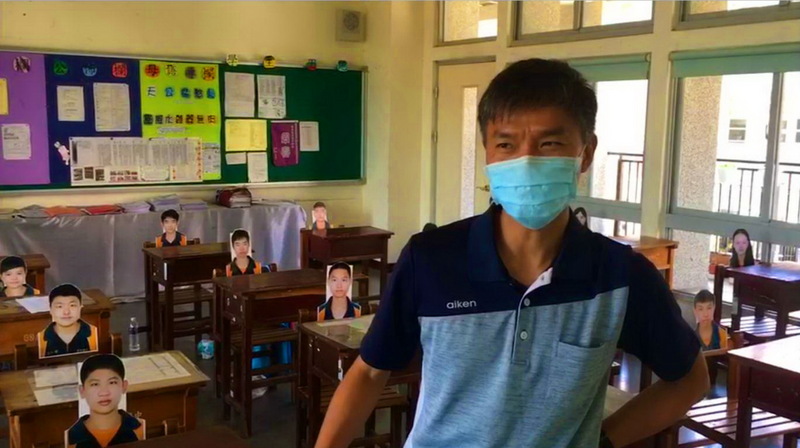 遠距教學不甘寂寞，雲林縣虎尾國中自然科老師王迪元接受媒體採訪時說，放上學生照片感覺學生就在教室內一樣，而且看到照片腦海會浮現平日上課的樣態畫面。（民眾提供） (圖：中央社)