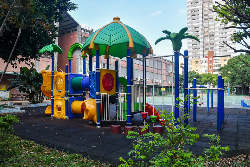 教育部表示，已與業者達成共識，私立幼兒園6月暫不收費並納紓困對象。圖為三級警戒下台北市一家幼兒園的操場遊樂設施空蕩蕩，不見往常學童嬉鬧身影。 (圖：中央社)