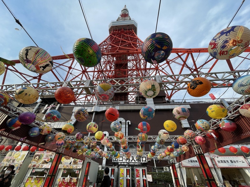 為了避免武漢肺炎疫情擴大，東京等地適用緊急事態宣言，東京鐵塔台灣祭一度暫停，5月22日低調重啟，為了避免人潮密集，未大力宣傳。 (圖：中央社)