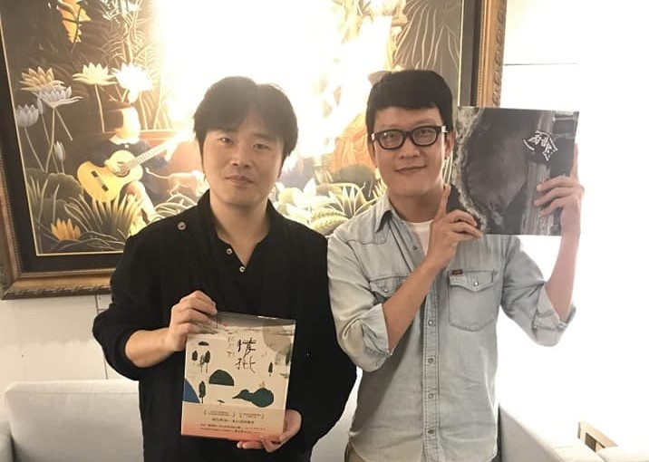 阿尼默(右)邀請金曲得主廖士賢(左)，為作品「情批」動畫配樂並朗讀。(阿尼默提供)