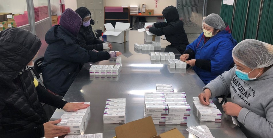食藥署26日完成41萬劑AZ疫苗封緘檢驗後放行。(食藥署提供)
