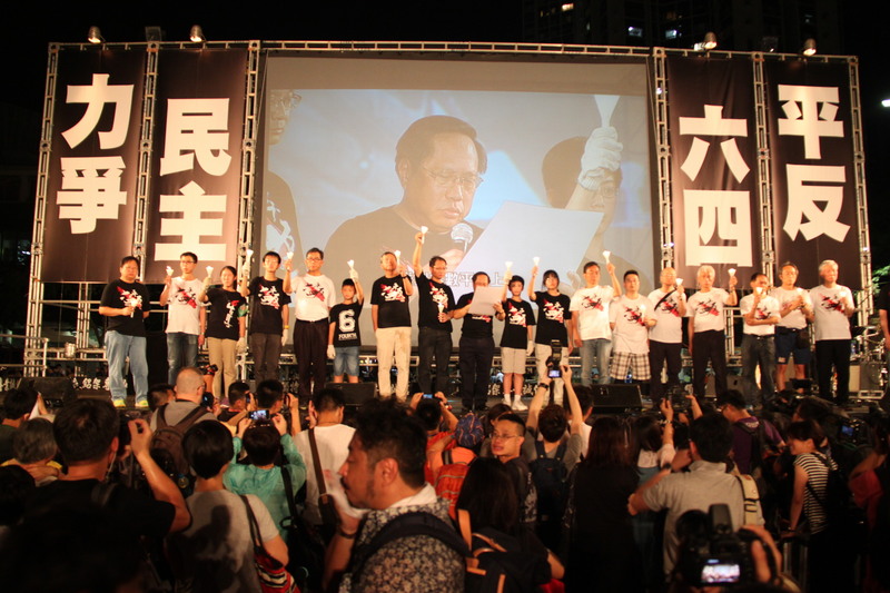 香港警方連續兩年禁止支聯會舉辦「六四」燭光晚會，連同港區國安法的執行，燭光晚會有可能成為絕響；圖為2016年的燭光晚會。（資料照片） (圖：中央社)