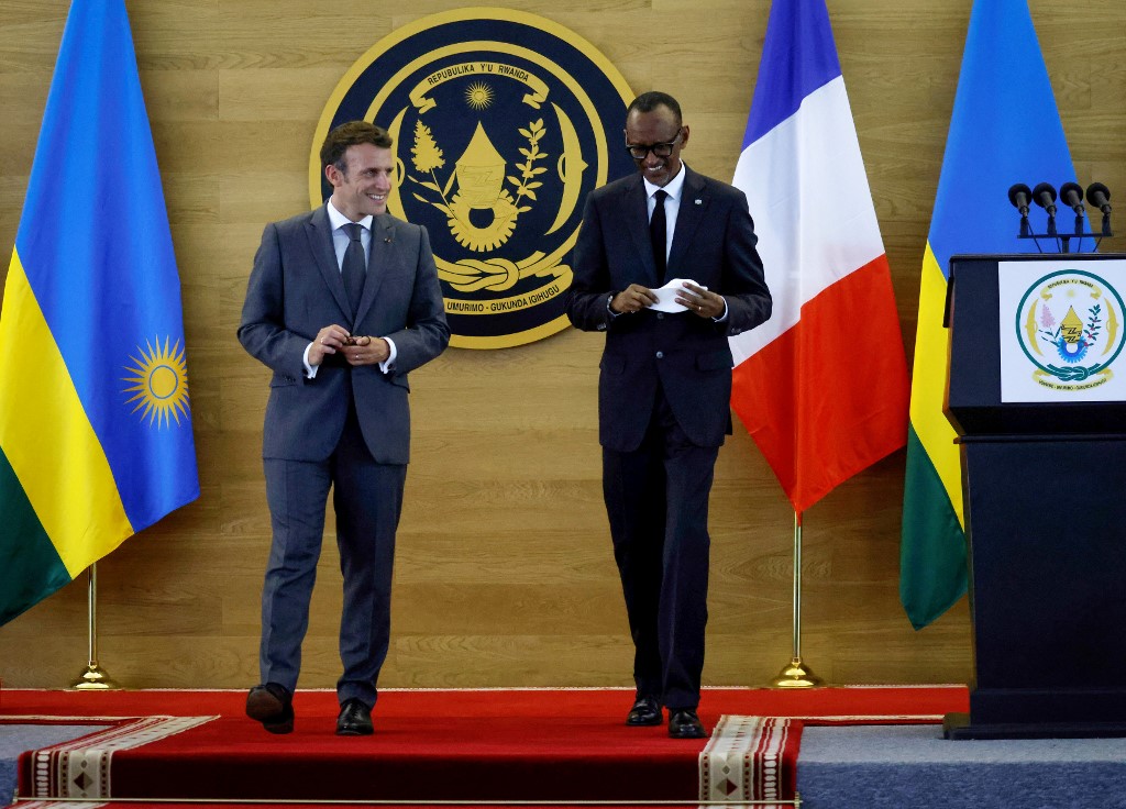 法國總統馬克宏(左)與盧安達總統卡加米(右)進行兩國領袖會晤，為雙邊關係開啟新篇章。(AFP)