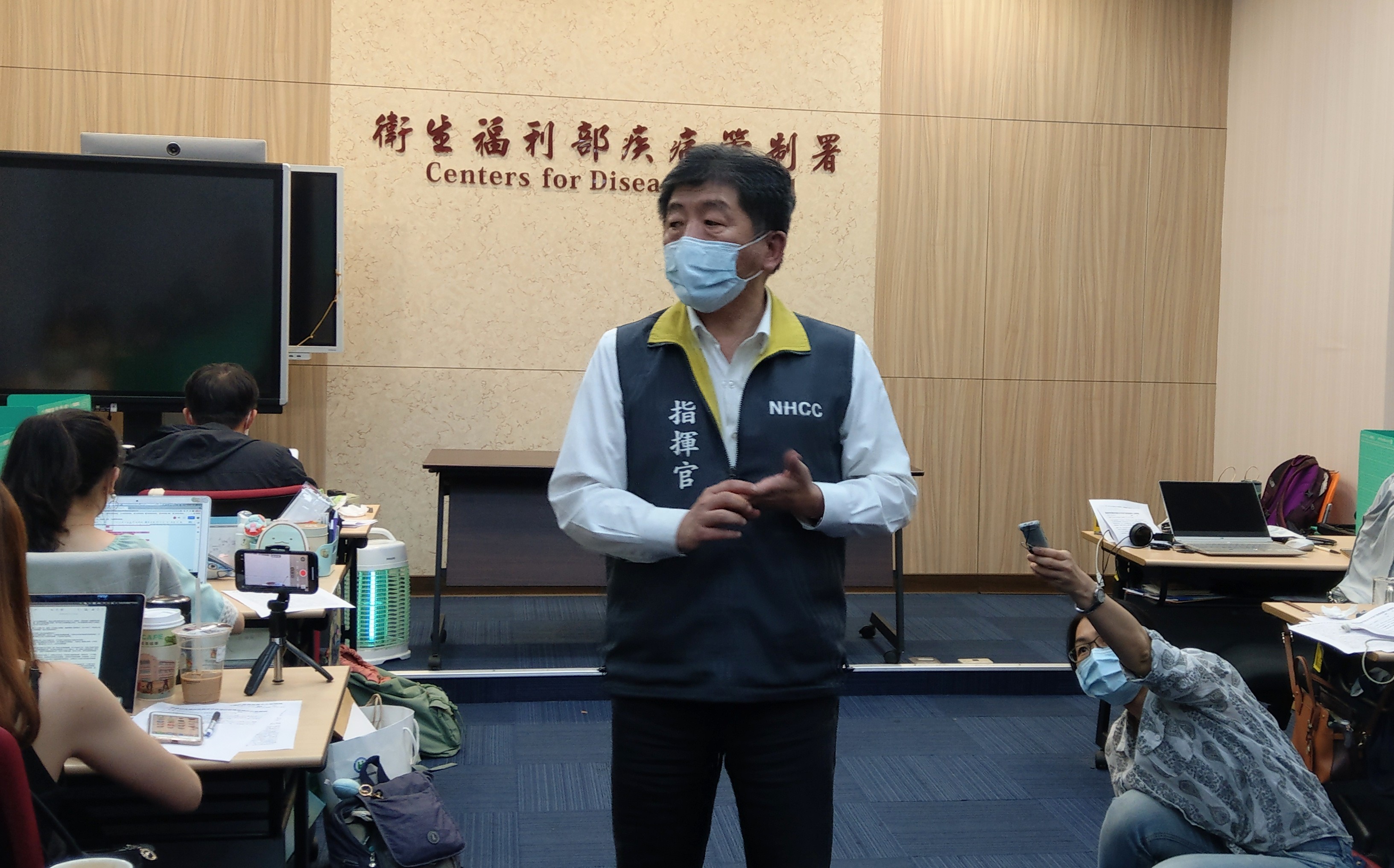 陳時中27日晚間在疾管署宣布首批15萬劑莫德納疫苗28日下午抵台。(劉品希 攝)