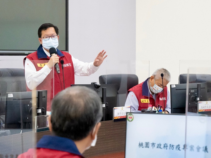 桃園市長鄭文燦28日上午在市府防疫專案會議後表示，1.8萬劑AZ疫苗預定3天內完成施打 (資料照，圖取自鄭文燦臉書)