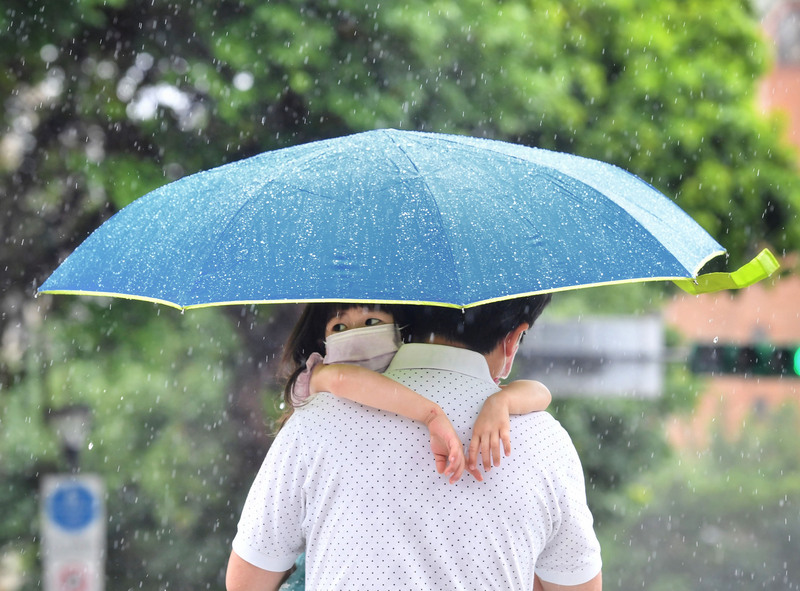 各地溫暖白天體感悶熱 午後預估局部大雨。 (圖：中央社)