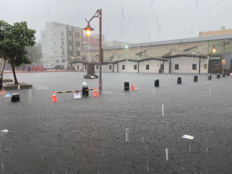 受到大雨影響，彰化縣鹿港鎮鹿港老街以及鹿港天后宮出現淹水情形，鹿港公會堂前廣場也出現淹水情形，水深及膝。（彰化縣消防局提供） (圖：中央社)