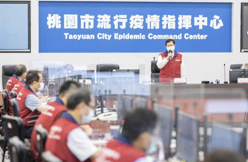桃園市長鄭文燦（右）說，桃園市政府環境清潔稽查大隊龜山區中隊有隊員與其家人確診事件，已擴大採檢，並將新華亞分部91人全數納入居家隔離的範圍，龜山地區的垃圾清運則彈性調整，事件後也進行2次消毒。（桃園市政府新聞處提供） (圖：中央社)