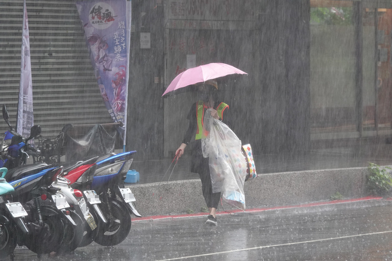 中央氣象局預估，這兩天西半部和東北部還是會有大雨或豪雨入帳。(資料照片／中央社)