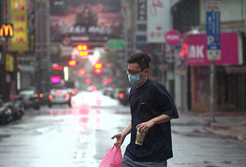 中央氣象局表示，今天要留意午後雷陣雨，山區、南部局部大雨。 (圖：中央社)