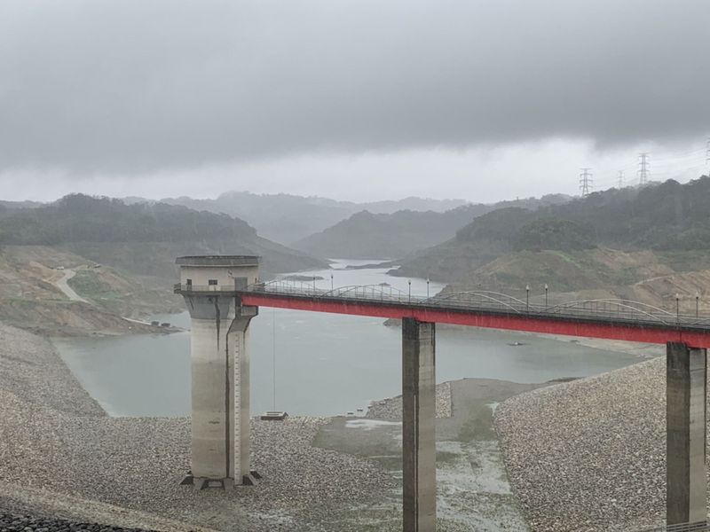 梅雨鋒面報到，新竹地區30日降雨，水利署北區水資源局依氣象局預報，預估此波梅雨能為新竹縣2座水庫帶來68萬噸的總降雨效益。圖為寶二水庫。（北水局提供） (圖：中央社)