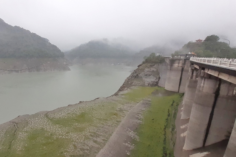 石門水庫集水區30日降雨，水利署北區水資源局副局長郭耀程表示，「天公伯在趕工了」。石門水庫的降雨量累積到傍晚6時止約63.1毫米。（北區水資源局提供） (圖：中央社)