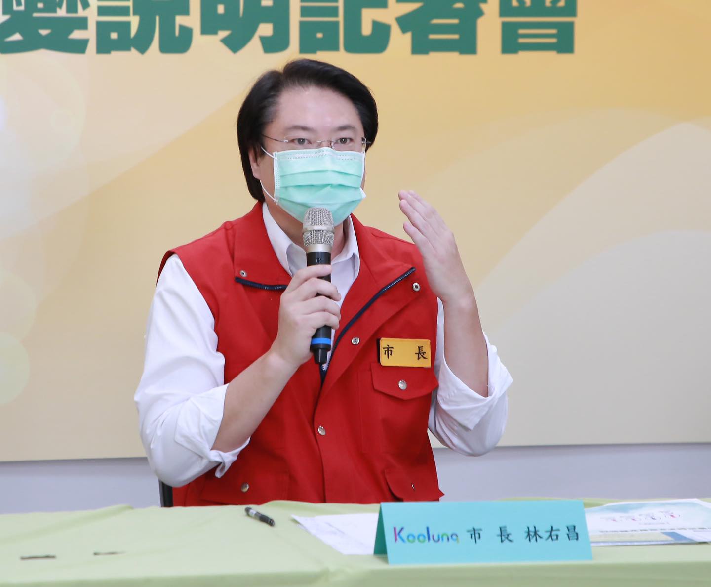 基隆市長林右昌表示，這起個案生活相對單純，同住者1名目前無症狀，已進行居家隔離並安排採檢。(圖：林右昌臉書)