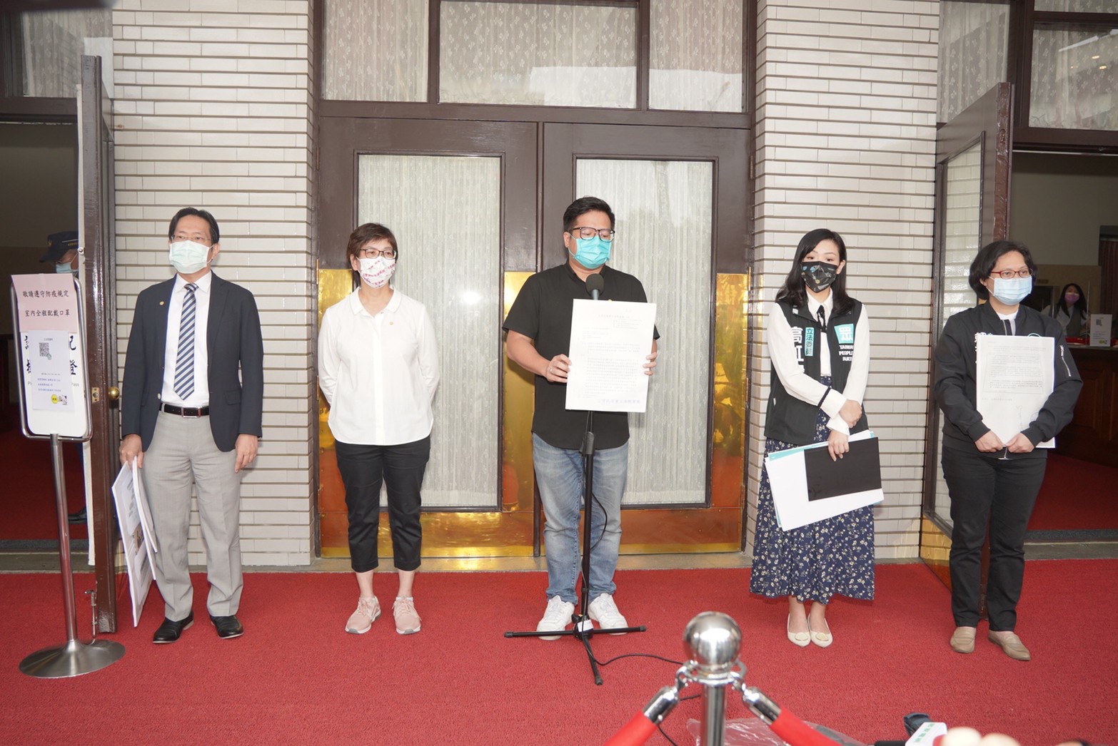 民眾黨團31日在議場前召開記者會表示，將提案要求成立院級的「疫苗採購調閱委員會」。(民眾黨團提供)