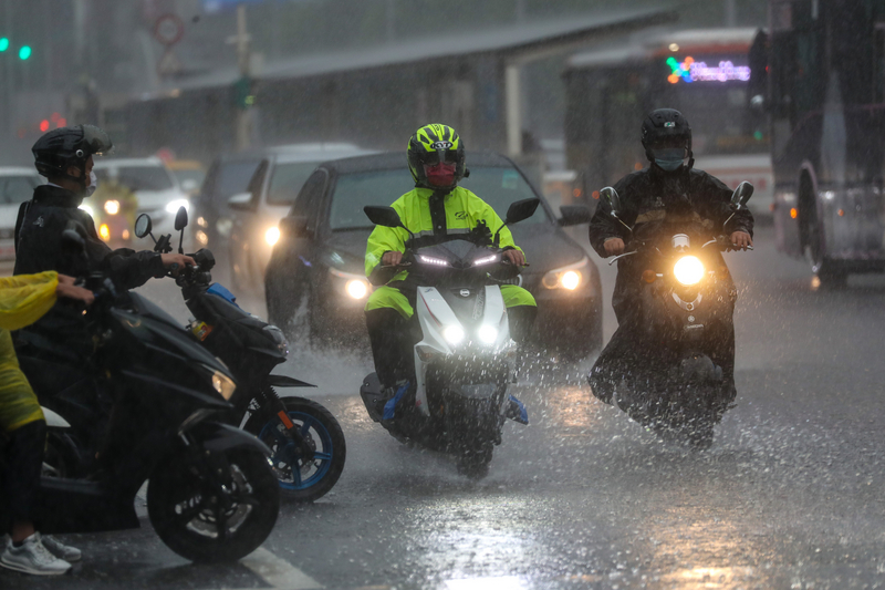 中央氣象局指出，今天(26日)迎風面的中南部地區降雨機率高，易有短延時強降雨。圖為傍晚台北市區下起滂沱大雨。 (圖：中央社)