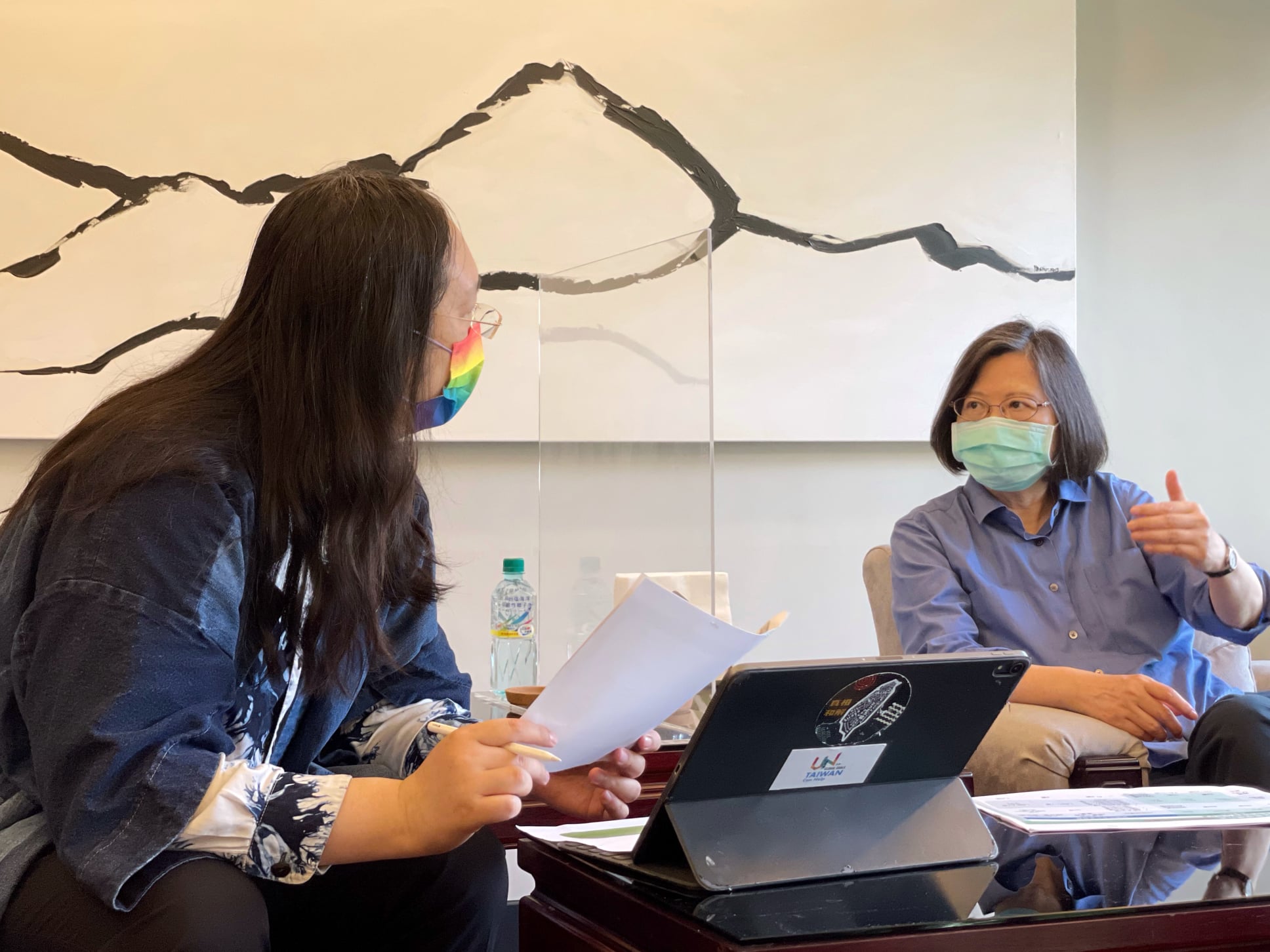 行政院政務委員唐鳳1日向蔡英文總統報告疫苗施打預約系統的規劃進度，並針對系統的優化交換意見。(圖：張惇涵臉書)