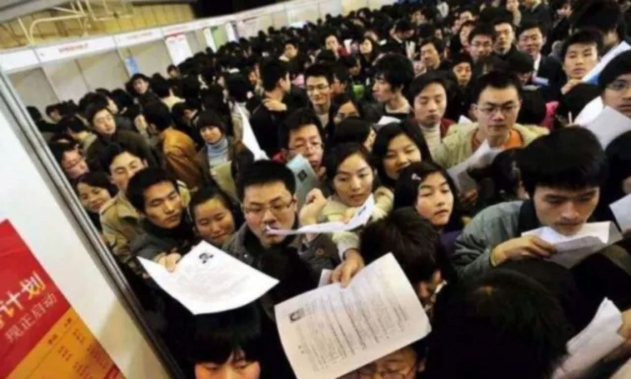 中國社會內部瀰漫著一股巨大的壓力，進而衍生出年輕世代的集體空虛感。圖為數年前中國年輕人蜂擁搶登記遞件爭取工作。(網路圖片)