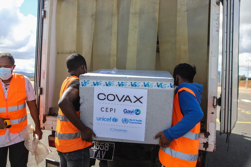 圖為「疫苗全球取得機制」(COVAX)一批阿斯利康疫苗送抵馬達加斯加。(AFP)