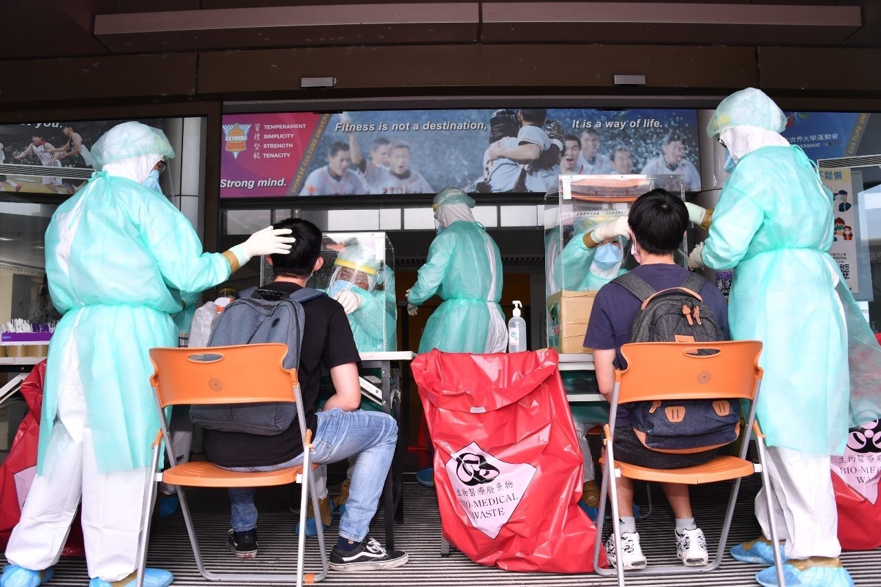 台北市衛生局派快篩小組到文化大學，檢測345名住宿生。(文化大學提供)