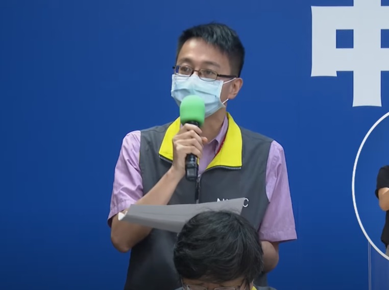 指揮中心醫療應變組副組長羅一鈞指出，全台共有60家衛福機構內有確診事件，共有180人染疫，包括47名工作人員及133名非工作人員。(圖擷自YouTube)