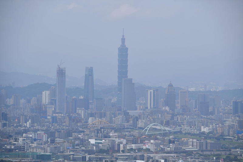 中央氣象局4日上午發布15縣市大雨及豪雨特報，主要是梅雨鋒面及颱風彩雲外圍環流影響，提醒民眾注意雷擊及強陣風。圖為上午從高處鳥瞰台北市一景。 (圖：中央社)