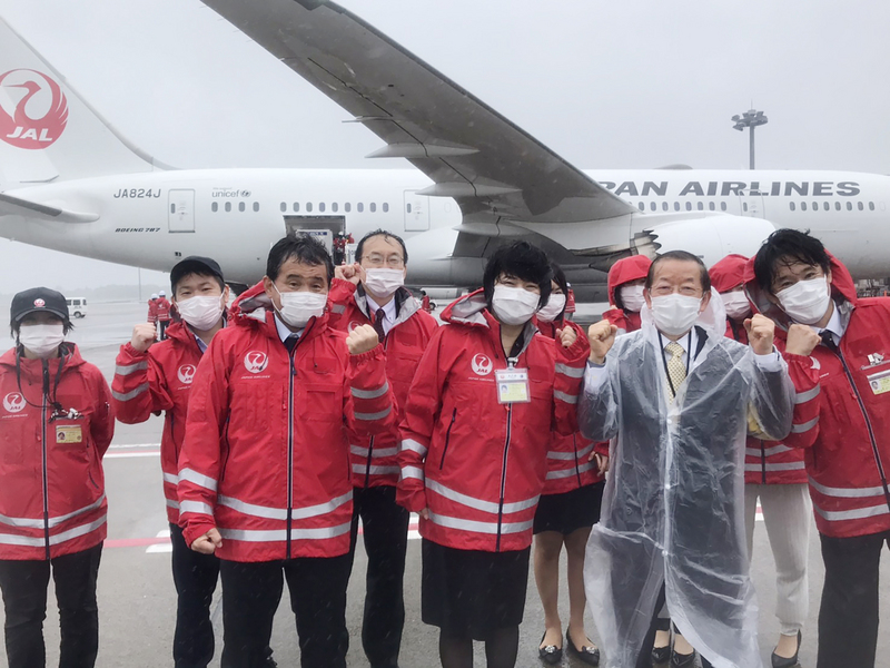 日本政府提供台灣124萬劑AZ疫苗，載運疫苗的日本航空班機將從成田機場起飛，預計下午抵達台灣桃園機場。駐日代表謝長廷到場（右2）。（駐日代表處提供） (圖：中央社)