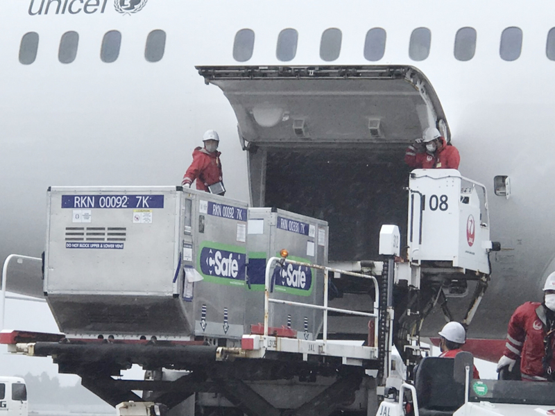 日本政府提供台灣124萬劑AZ疫苗，載運疫苗的日本航空班機將從成田機場起飛，預計下午抵達台灣桃園機場。取材自駐日代表謝長廷臉書