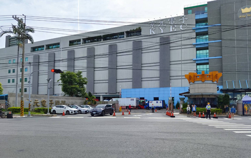 苗栗京元電子、超豐電子接連爆出移工群聚事件，中央流行疫情指揮中心5日宣布，三級警戒期間，即日起暫緩移工轉換雇主。 (圖：中央社)