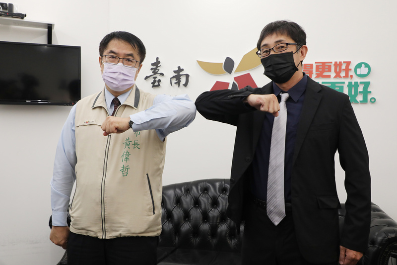 台南市長黃偉哲（左）4日上午在永華市政中心與台南市日本人協會理事長野崎孝男（右）見面，表達對日方提供台灣疫苗的謝意。（台南市政府提供） (圖：中央社)