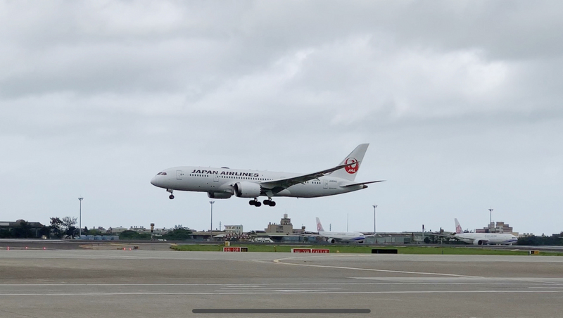 日本政府提供台灣124萬劑AZ疫苗，載運疫苗的日本航空JL809班機4日下午抵達桃園機場。 (圖：中央社)