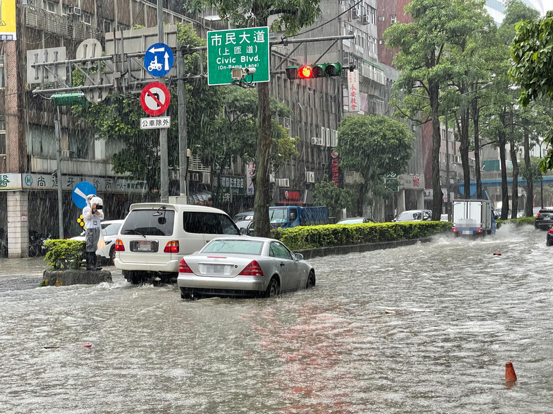 9月前西太平洋將形成約20個熱帶氣旋 5個恐侵台。圖為台北市4日中午12時起開始有持續性的強對流發展，市中心有瞬間強降雨，信義區永吉路下午出現淹水情形。 (圖：中央社)