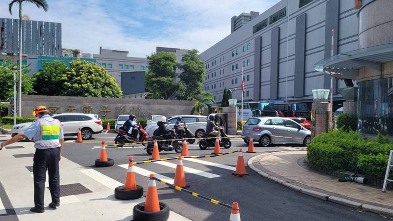 京元電子群聚案4日已累計77人確診武漢肺炎，苗栗縣衛生局表示，為最快阻斷傳染鏈，中央防疫團隊已進駐京元電，開設前進指揮所，加速全公司快篩。 (圖：中央社)