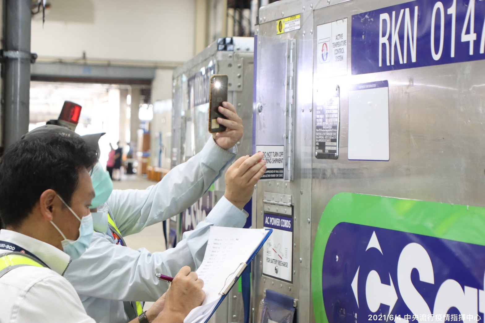 日本政府提供124萬劑AstraZeneca COVID-19疫苗4日已抵達台灣。(指揮中心提供)