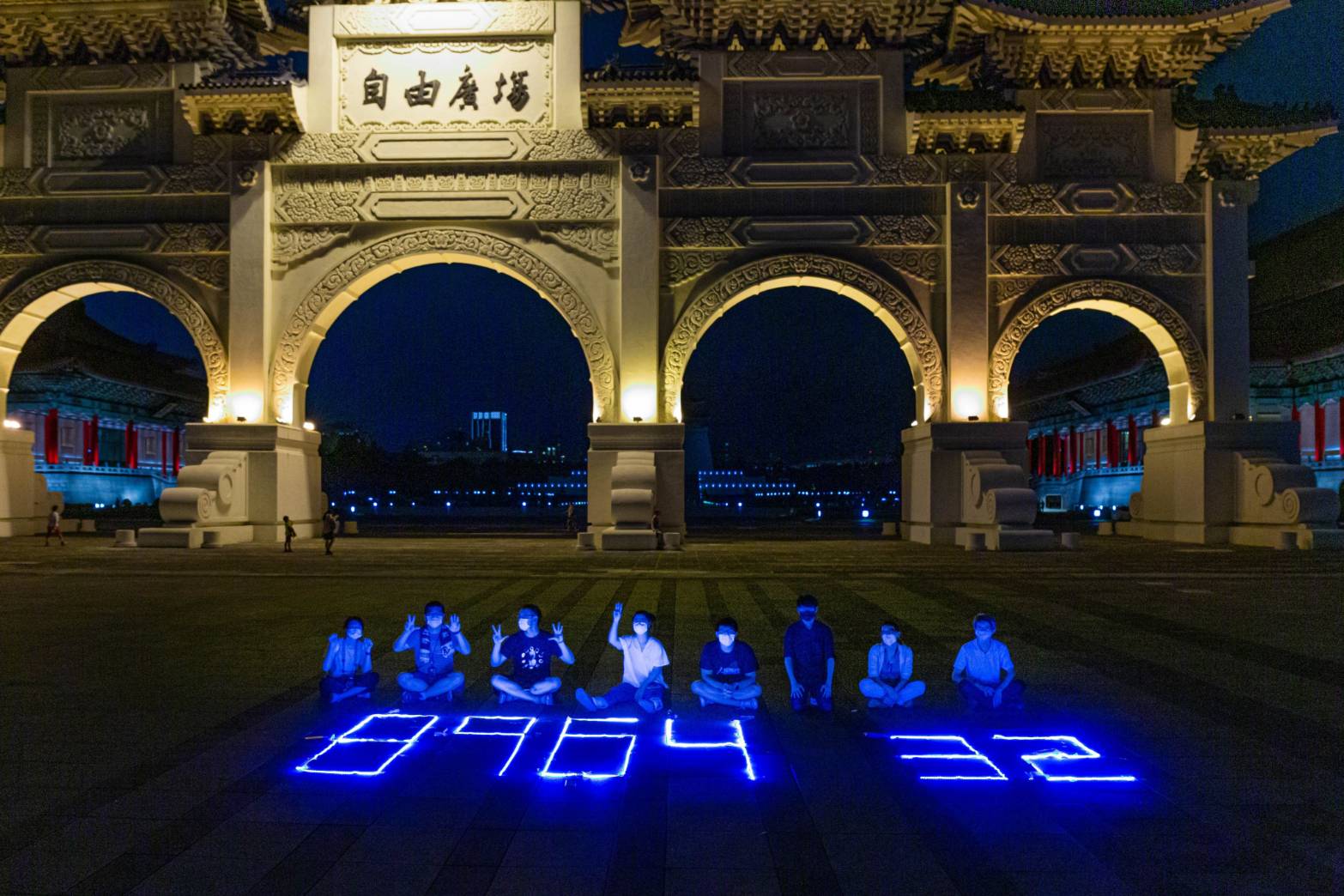 「人權照亮民主  同行抵抗極權」六四32周年自由廣場LED排字行動。（拍攝者為華人民主書院Sky）