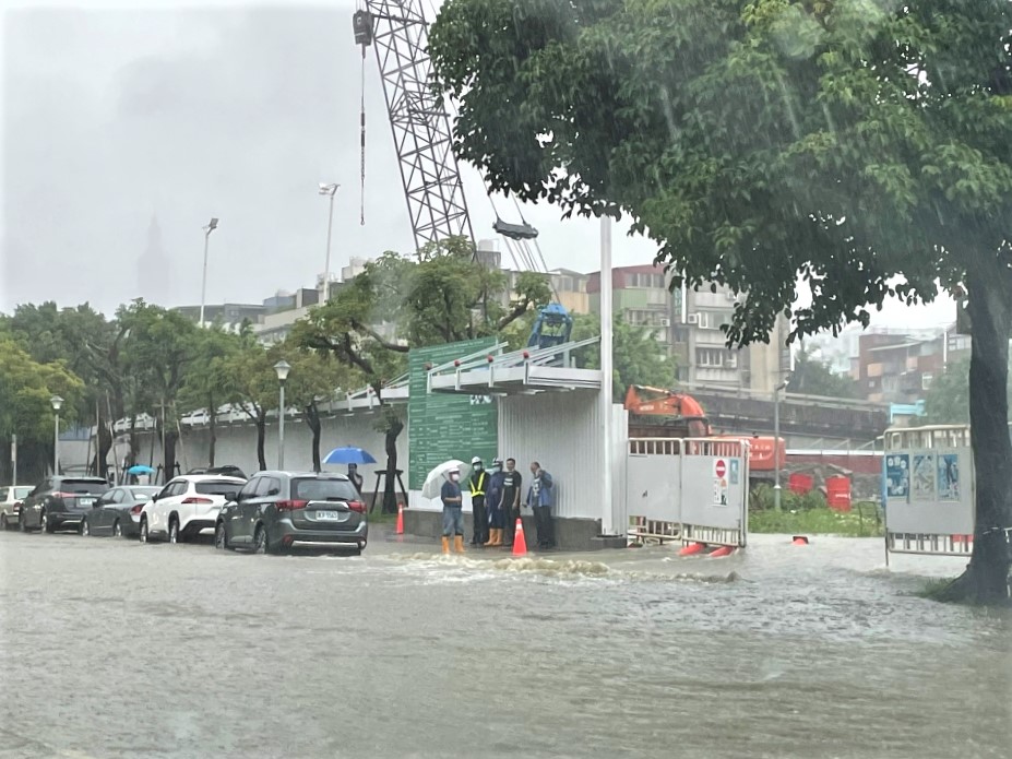 台北市4日下午出現暴雨，3小時累積雨量史上第五名，多處傳出淹水災情。(沈聰榮 攝)