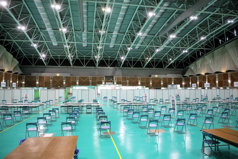 新北市政府工務局5日表示，位於五股工商展覽中心的大型室內接種站將配置完成，佔地4000坪，可有8組醫護人員進駐。（新北市政府提供） (圖：中央社)