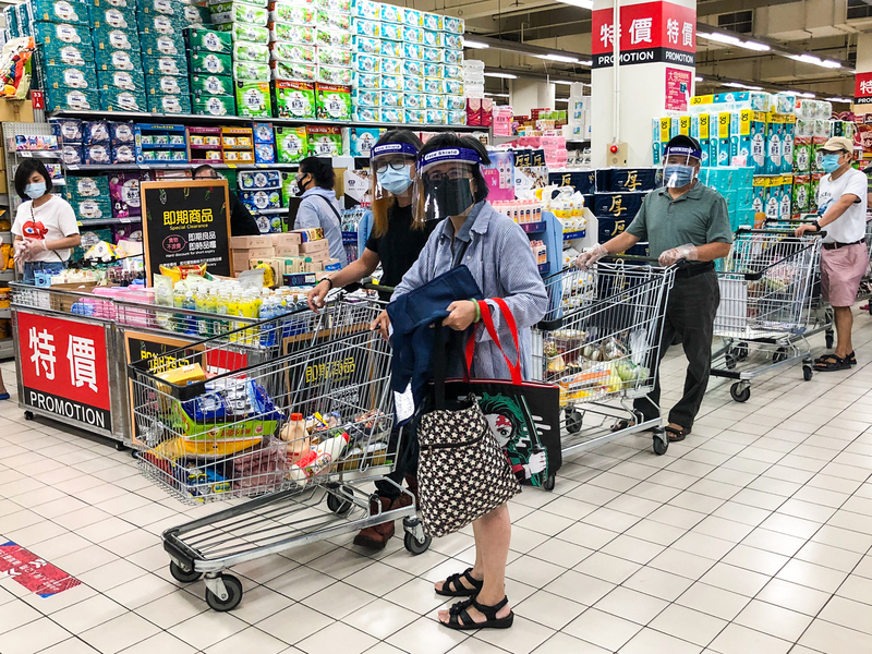 經濟部12日表示，已與全聯、家樂福、美廉社、愛買、大潤發、楓康超市等各大賣場超市業者達成共識，將設置民生商品抗漲專區。(圖：中央社)